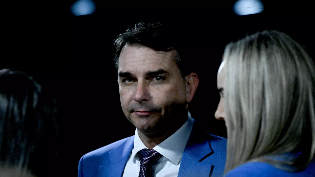 TSE abre investigação sobre suposta rede de perfis ligada a Flávio Bolsonaro