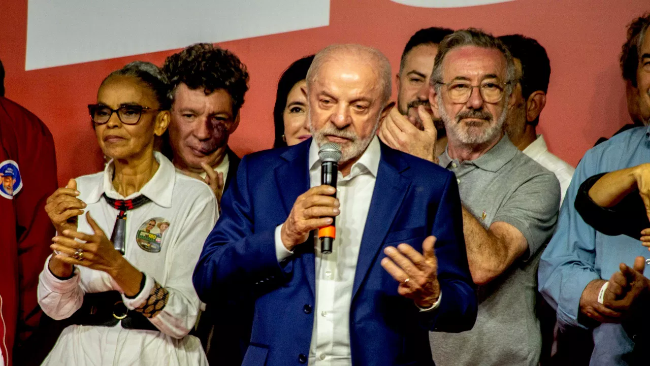 Lula e Flávio Bolsonaro vão ao segundo turno em disputa apertada pela Presidência
