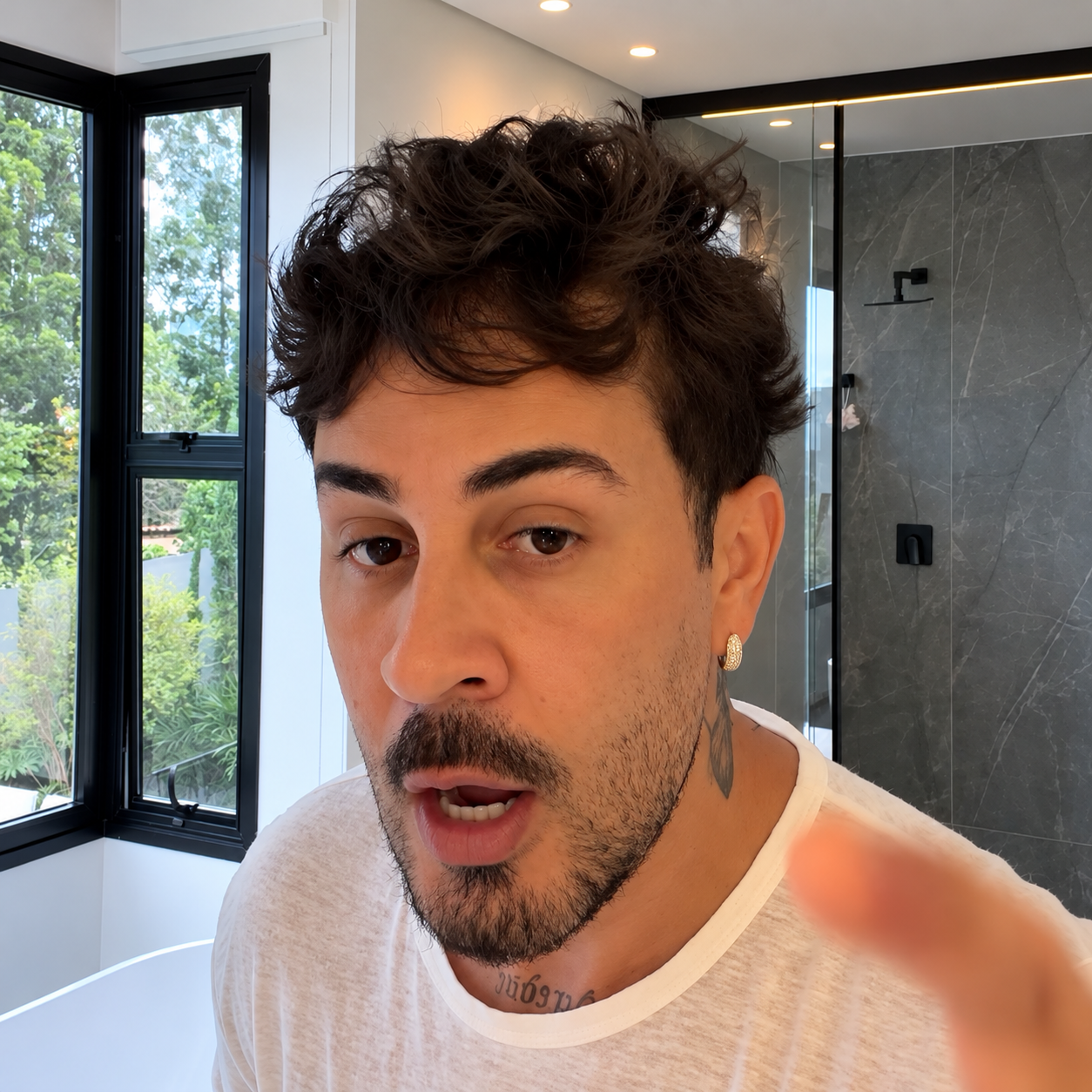 Após a repercussão e as críticas recebidas nas redes sociais, Carlinhos Maia voltou a falar sobre as eleições e fez um longo desabafo, no qual comentou sua trajetória, avaliou posições da direita e da esquerda e afirmou que ainda não decidiu seu voto no segundo turno.