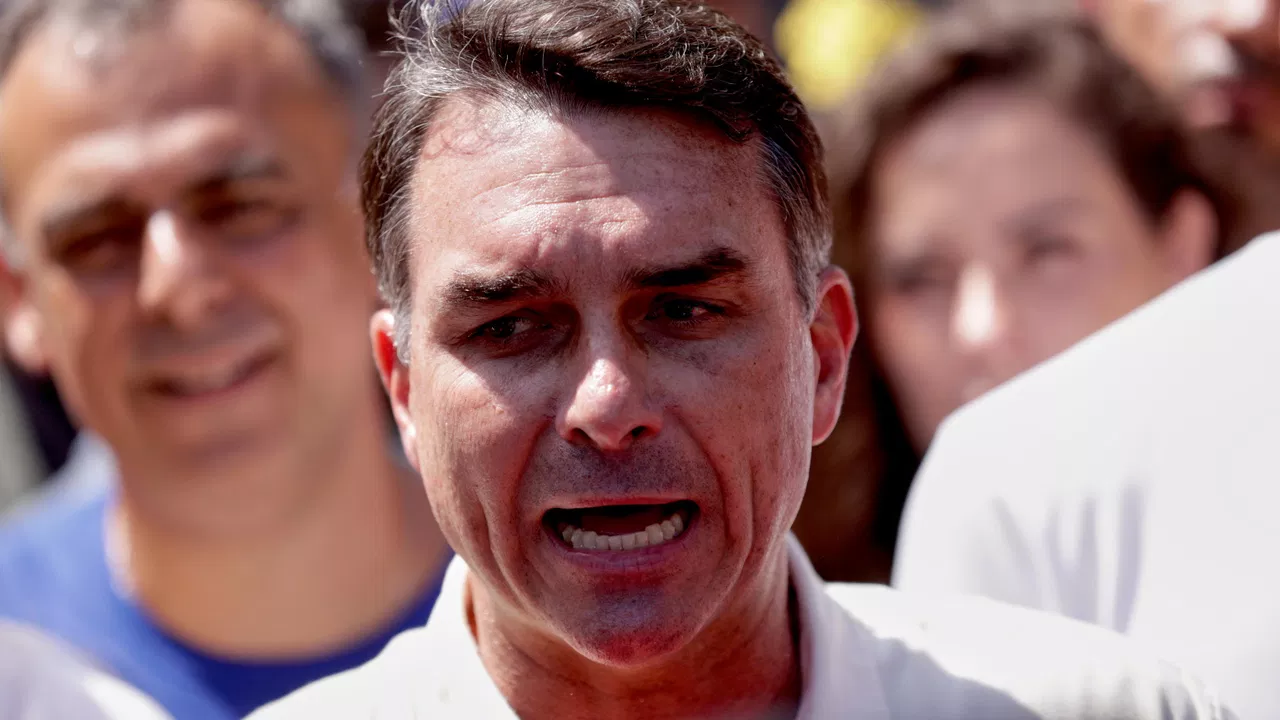 TSE manda Flávio Bolsonaro apagar vídeo falso sobre ato pró-Lula