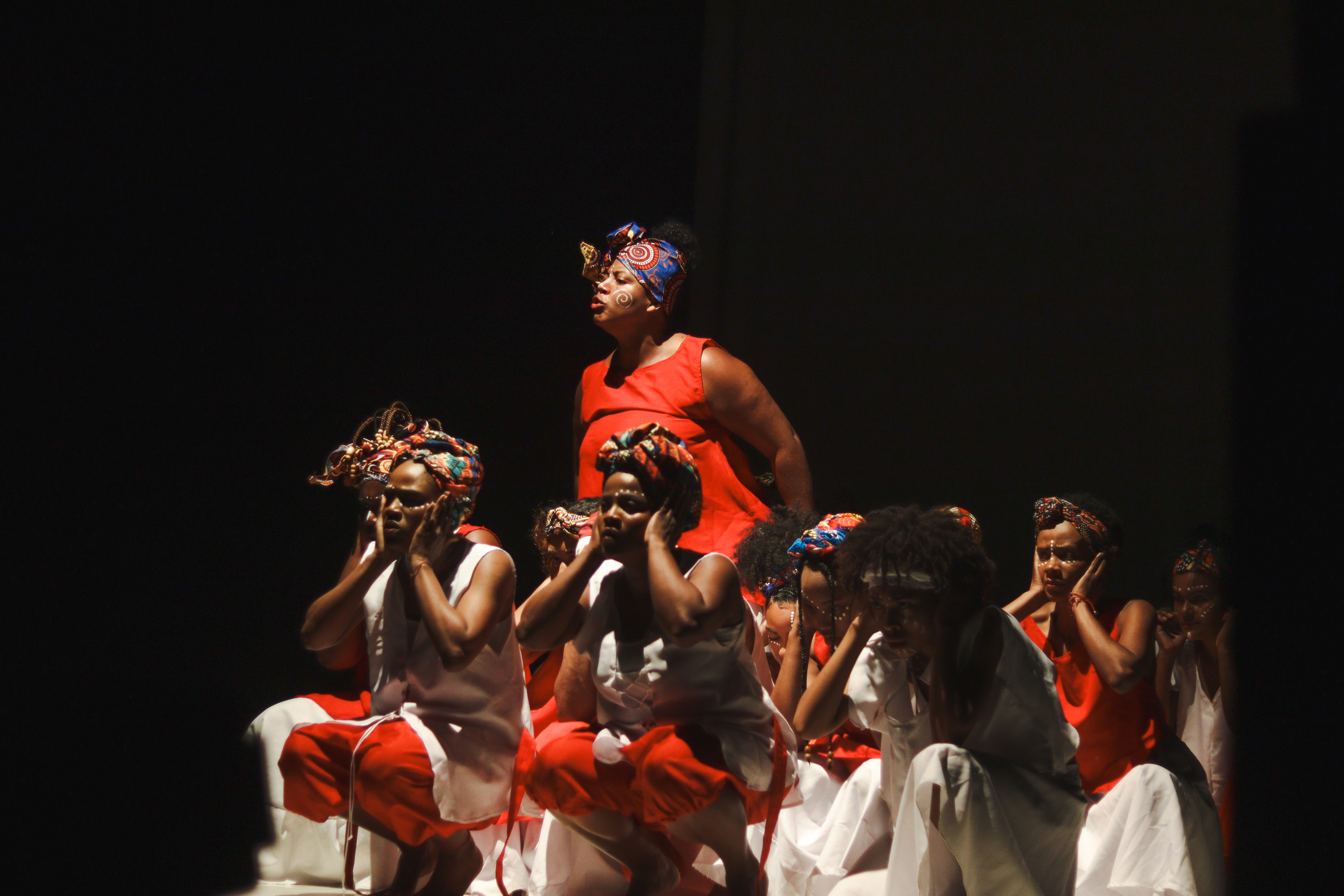 Cia Suburbando de Teatro leva espetáculo “Mwana Erê” a Alagados