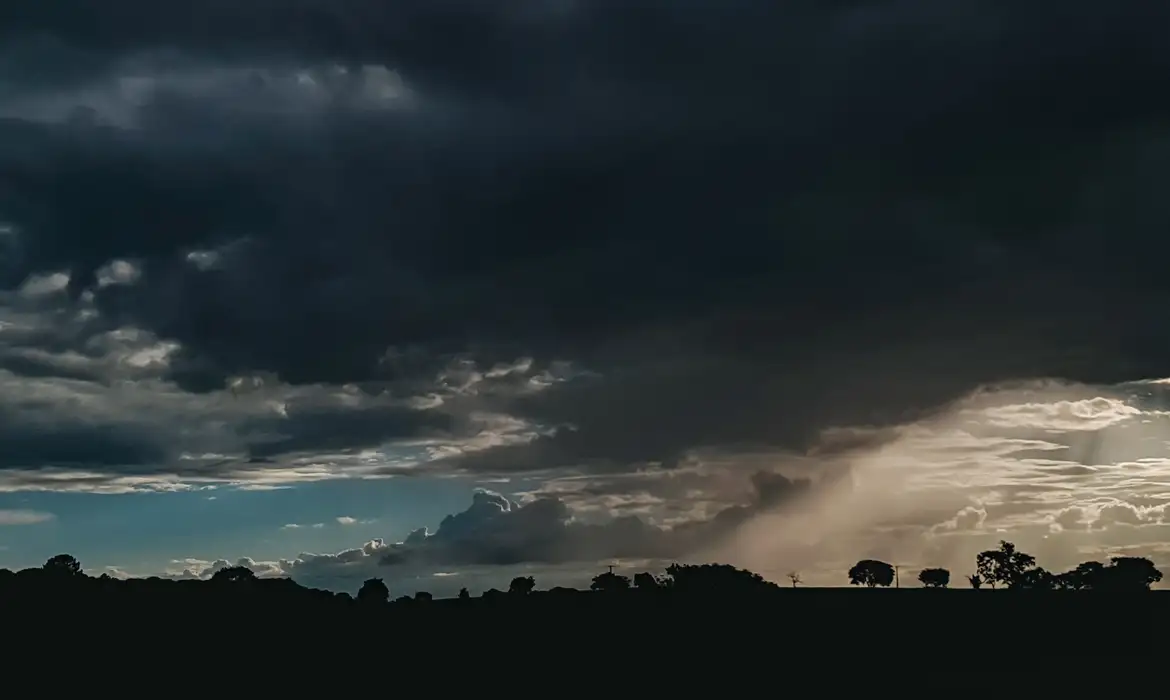 Alerta para tempestades em toda a faixa leste do país