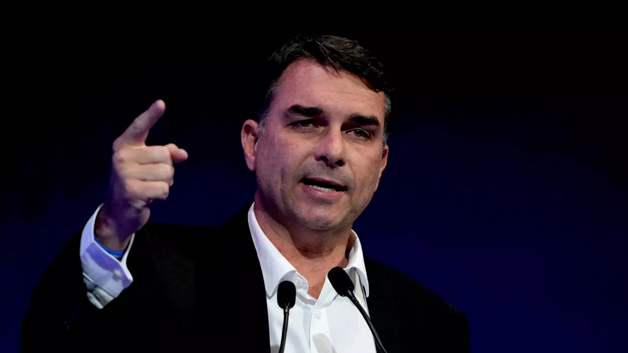 'É impossível reconhecer o resultado das eleições', declara Flávio Bolsonaro